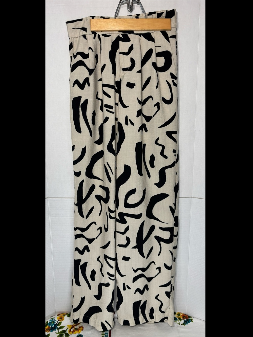 Monteau Women’s Beige & Black Abstract Print Graphic Design Wide-Leg Flowy Pants